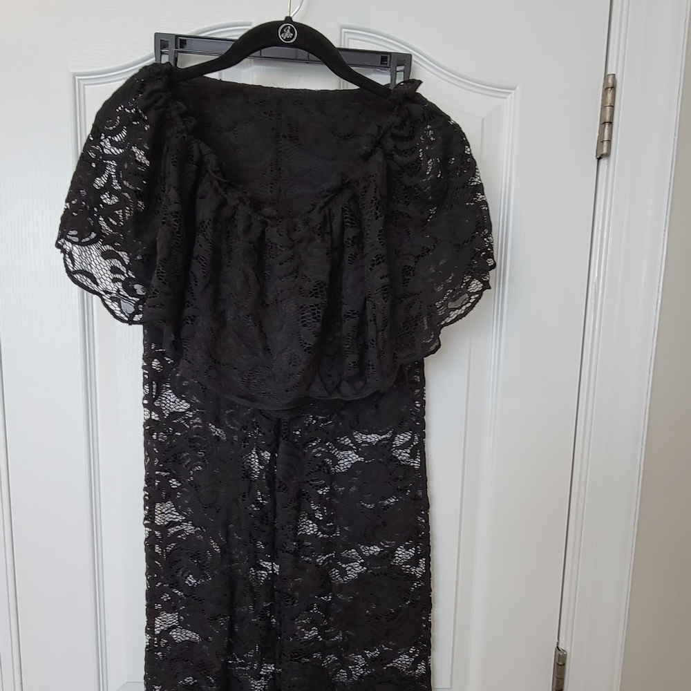 Beautiful 2pc lace pant set.